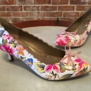 Me Too Caprice White Floral Leather Scallop Edge Bow Pump 7.5m NEW